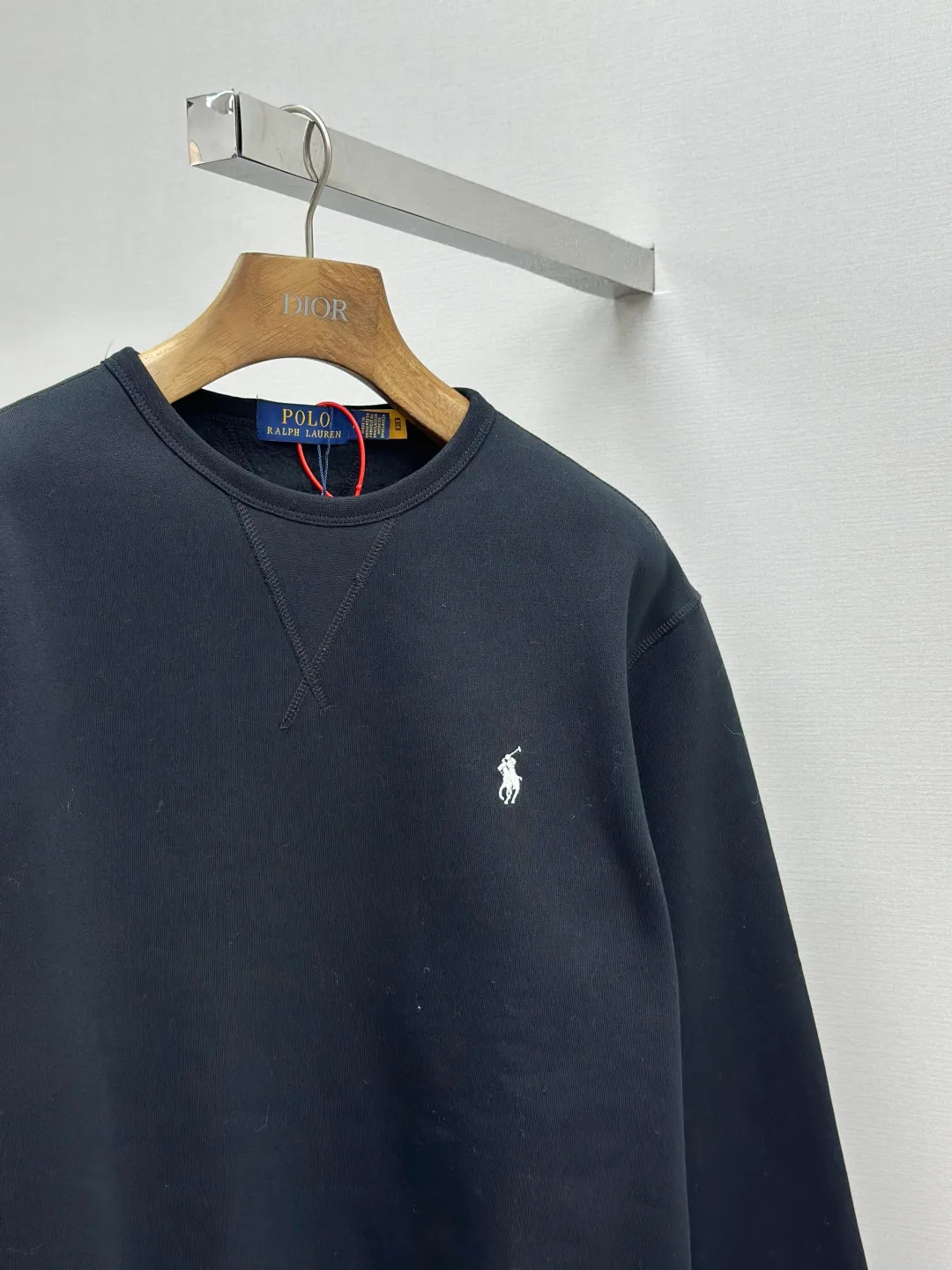 P290 [Same-origin fabric, exclusive new style, first choice for old money] Ralph Laure Ralph Lauren embroidered long-sleeved sweatshirt is made of cotton blended fabric, which is soft and tough to the touch. It has been finely spun and pre-shrunk, making it comfortable to the touch and not easy to deform. You don’t have to worry about shrinkage or pilling for daily wear and washing, and the texture is stable and online! The pony embroidery on the chest, despite the small size, has fine stitches and every stitch is perfectly stitched. The embroidery thread is pure in color and high in fastness. It is simple and high-end, highlighting the brand's iconic exquisite craftsmanship! The neckline is a classic round neck design, with an exquisite small V-shaped splicing design at the bottom. The workmanship is particularly neat, and the stitching in the circle is straight and even, without any distortion. It will not become loose and deformed after being worn for a long time. It fits the neck without being tight, and it is full of comfort! Scan the QR code on the label to enter the official website directly! It’s like adding an “identity pass” to clothes, and the quality is directly visualized ‼ ️ Size: S-XL